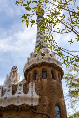 İspanya 'nın Barselona şehrinde Antoni Gaudi tarafından tasarlanan Park Guell' deki peri masalı kurabiye evi.