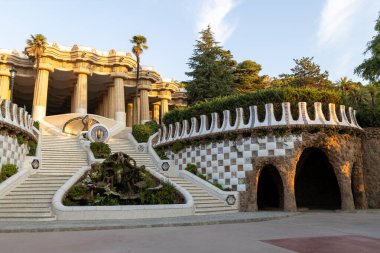 Park Guell İspanya 'nın Barselona şehrinde popüler bir turistik nesnedir. Çok renkli mozaik basamaklar. Turizm ve tatil kavramı