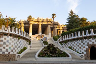 Park Guell İspanya 'nın Barselona şehrinde popüler bir turistik nesnedir. Çok renkli mozaik basamaklar. Turizm ve tatil kavramı