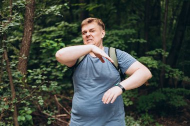 Sinir bozucu böceklerden kurtulmaya çalışan kızgın bir adam.