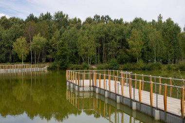 Parkın yeni ahşap köprüsü. Park köprüsü yolu, doğa afişi