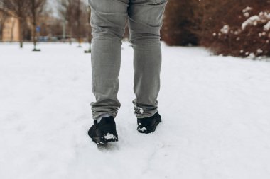 Karlı kış gününde dışarıda yürüyen bir adam. Arka plan