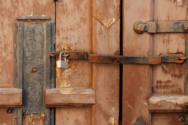 Eski vintage ahşap kapı kapı kilidi ile kapalı