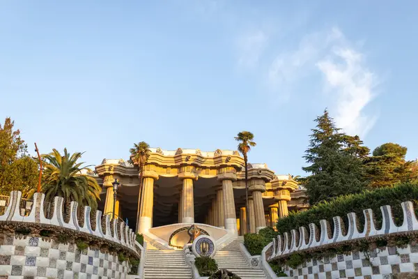 Park Guell İspanya 'nın Barselona şehrinde popüler bir turistik nesnedir. Çok renkli mozaik basamaklar. Turizm ve tatil kavramı