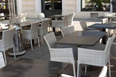 Oturma düzeniyle modern açık hava terası. Havalı açık hava kafe ya da restoran masaları, yaz zamanı..