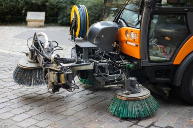 Yolları temizlemek ve taramak için belediye arabası ya da dışarıda kaldırımlar. Yol Temizleyici Araba Makinesinin Çelik Süpürgesi.