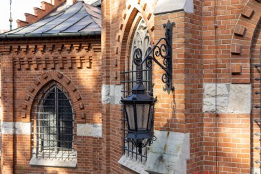 Viktorya döneminin klasik sokak feneri o zamanlar kapalıymış. Eski sokaktaki lamba. Güzel duvardaki antika metal lamba. Tipik metal sokak lambası..