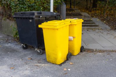 Plastik atık için sarı geri dönüşüm kutusu. Polonya 'daki çöp ayrımı için çöp konteynırları. Çevresel koruma gezegeni kirlenmeden koruyor.