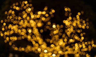 Gece dekoratif ışıklar, Odaklanamayan Arkaplan, Gece Şehir Arkaplanı, Sarı Bokeh toplarıyla parti zamanı.