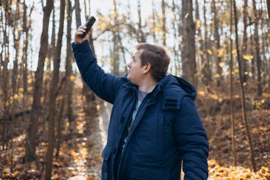 İletişim kapsama alanı yok, iletişim sinyali yok. Üzgün sarışın adam kayboldu ve ormanda tek başına yürürken telefonla bir internet bağlantısı bulamadı..
