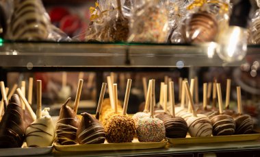 Kış Karnavalı 'nda Elma Şekeri Satılıyor