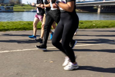 Hareket, şehirde maraton koşucularını bulanıklaştırdı. Koşan maraton yarışçıları.