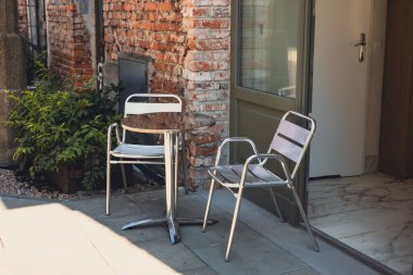 Oturma düzeniyle modern açık hava terası. Havalı açık hava kafe ya da restoran masası, yaz zamanı..