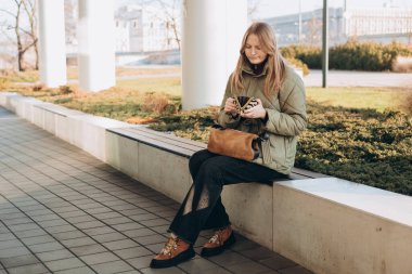 Cüzdanı boş, mutsuz, iflas etmiş bir kadın. Stresli, güzel bir insan, şok olmuş bir ifadeyle, tüm vücuduyla cüzdanına bakıyor. İflas
