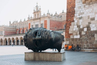 28.08.2024 Krakow, Polonya - Eros 'un büyük boş heykeli Krakow Pazar Meydanı' nda duruyor