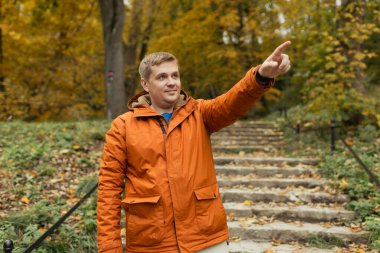 Sırt çantası açık havada gezen sarışın erkek. Ormanda yürüyüş yapıyor. Aktif yaşam tarzı konsepti. Trip, seyahat ve insanların afişi. Yüksek kalite fotoğraf.