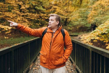 Sırt çantası açık havada gezen sarışın erkek. Ormanda yürüyüş yapıyor. Aktif yaşam tarzı konsepti. Trip, seyahat ve insanların afişi. Yüksek kalite fotoğraf
