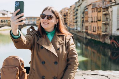 30 'ların güzel kadını İtalya' da selfie çekiyor. Yazın Avrupa 'yı geziyorum. Çekici kadın şehri keşfediyor. En iyi turistik yer.