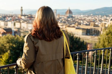İtalya 'daki genç bayan turistin arka görüntüsü. Floransa şehri panoramik manzarası
