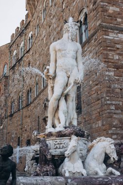 İtalya, Floransa 'daki Piazza della Signoria' daki Fountain Neptün. Floransa 'nın ünlü yeri. Floransa mimarisi