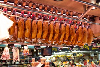 İspanya, BARCELONA, 14 Ekim 2022 - Geleneksel İspanyol jamonu bacakları markette satışa hazır. İspanyol jambonu, Jamon Serrano, Bellota. Farklı jambon serrano bacakları.