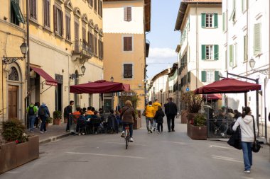 18.03.2023 Pisa, İtalya - Pisa 'daki eski sokak ve kafedeki insanlar. Güzel şehir manzarası. Tarihi gelişim alanındaki Picturesque Caddesi