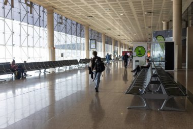 İSPAN, BARCELONA, 11 EKİM 2022 - Barcelona havaalanı yolcu kapısında bekleyenler