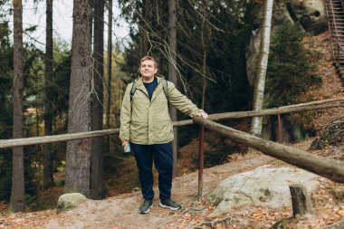 Doğa yürüyüşü yapan genç bir adam. Seyahat, macera. Aktif yaşam tarzı kavramı. Ulusal park Adrspach Teplice sallanıyor. Yüksek kalite fotoğraf