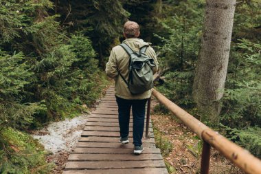 30 'lu yaşlarda doğa yürüyüşü yapan genç bir adam. Seyahat, macera. Aktif yaşam tarzı kavramı. Ulusal park Adrspach Teplice sallanıyor. Yüksek kalite fotoğraf. Tüm gövde, arka plan
