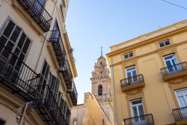 Dış görünüş, birçok pencere, balkon, cam kapılar. Eski ev duvarı. Valencia, Avrupa 'nın tarihi bir caddesinde mimarlık.