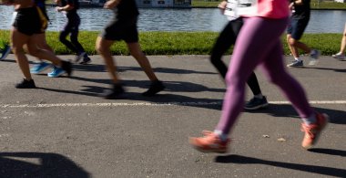 Hareket, şehirde maraton koşucularını bulanıklaştırdı. Koşan maraton yarışçıları.