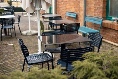 Açık kafe masalar ve sandalyelerle dolu..