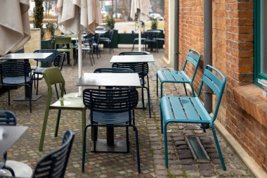 Açık kafe masalar ve sandalyelerle dolu..