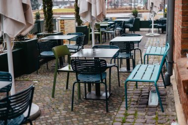 Açık kafe masalar ve sandalyelerle dolu..