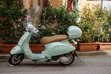 Kaldırıma park edilmiş eski mobilet. Scooter eski İtalyan kasabasının boş caddesinde duruyor..