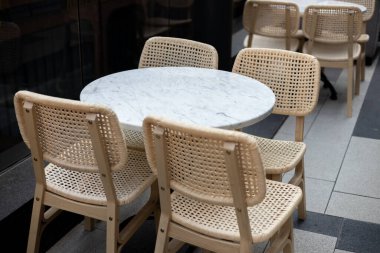Oturma düzeniyle modern açık hava terası. Havalı açık hava restoran masaları, yaz zamanı. Kaldırımdaki kafede masa ve sandalyeler. Turistik mekan, kafe masası, kaldırımdaki kafe mobilyaları.