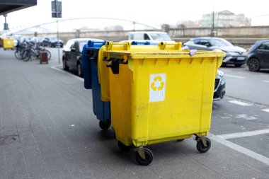 Plastik atık için sarı ve mavi geri dönüşüm kutusu. Polonya 'daki çöp ayrımı için çöp konteynırları. Çevresel koruma gezegeni kirlenmeden koruyor