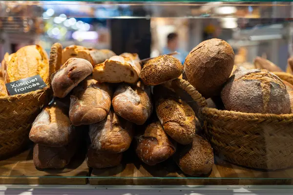 Fırındaki tepside satılan çeşitli ekmekler.