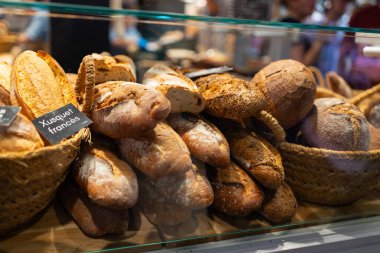 Fırındaki tepside satılan çeşitli ekmekler.