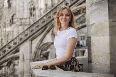 Milano 'daki Duomo katedralinin çatısında duran kadın gezgin. Şehirde harika tatiller yapıyoruz.