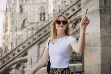 Milano 'daki Duomo katedralinin çatısında duran kadın gezgin. Şehirde harika tatiller yapıyoruz.