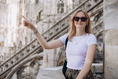 Milano 'daki Duomo katedralinin çatısında duran kadın gezgin. Şehirde harika tatiller yapıyoruz.