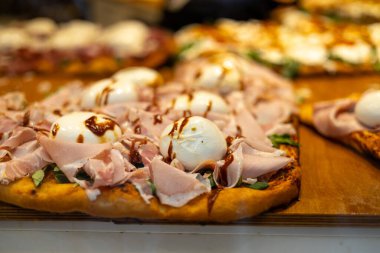 Restoran vitrininde otantik İtalyan pizzası