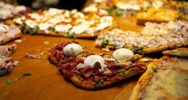 Restoran vitrininde otantik İtalyan pizzası