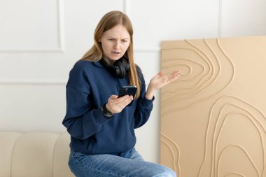 Endişeli cep telefonu kullanıcısı kız ekranda akıllı telefon ekranına bakıyor, çevrimiçi uygulamayla ilgili sorunlar buluyor, kötü bağlantı kuruyor, internet servisi kuruyor.
