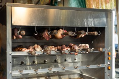 Otomatik ızgara kızartma makinesiyle kızartılmış et pişirme işlemi. Modern aşçılık ve mutfak teknolojisi kavramı.