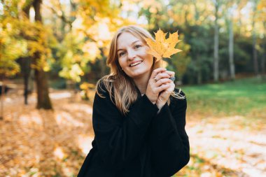 Açık hava atmosferik yaşam tarzı genç ve güzel bir bayanın portresi. Ilık sonbahar. Seyahat, yaşam tarzı, insanlar ve sezon konsepti.