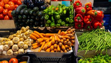 Pazarda farklı sebze çeşitleri var.