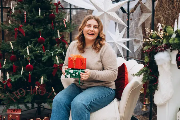 Mutlu Noeller, mutlu tatiller. Mutlu, genç bir bayan Noel hediyeleri alıyor..