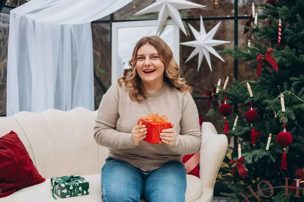 Mutlu Noeller, mutlu tatiller. Mutlu, genç bir bayan Noel hediyeleri alıyor..